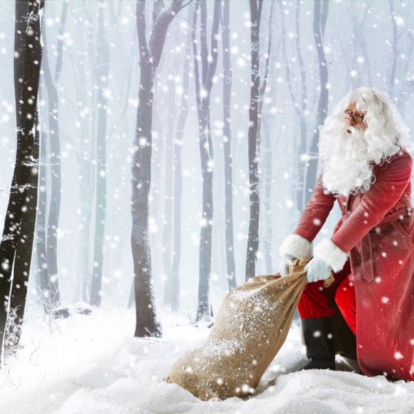 Santa Claus im Schneegestöber. Auch dieses Motiv wurde für die Weihnachtskarte von Frank Sobieray Photodesign - Pforzheim - fotografiert.