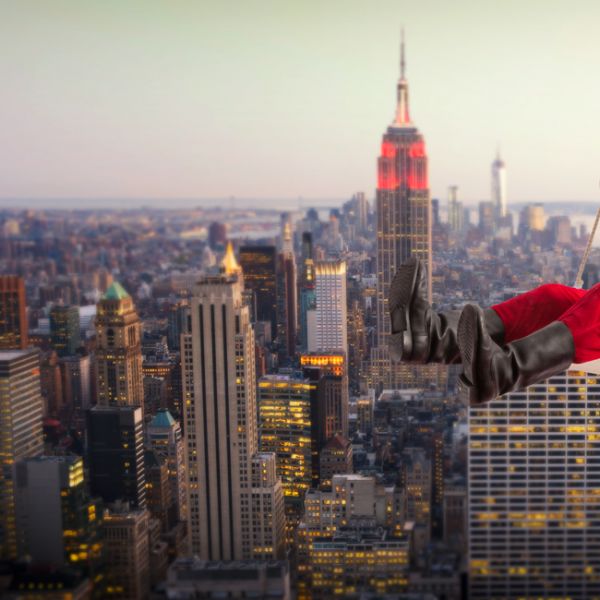 Santa Claus über New York City. Frank Sobieray Fotodesign aus Pforzheim bietet Ihnen spannenden und humorvolle Motive für Weihnachtskarten.
