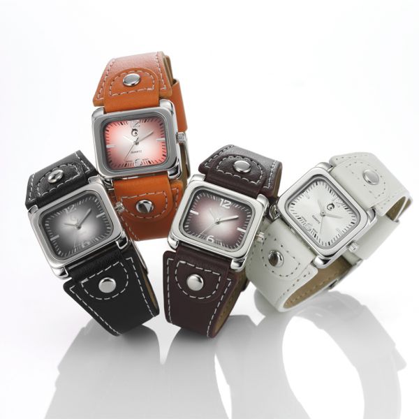 Uhren Fotografie aus Pforzheim. Spannend inszeniert oder auch auf hellem, bzw. dunklem Fond für Versender oder Hersteller von hochwertigen Uhren.